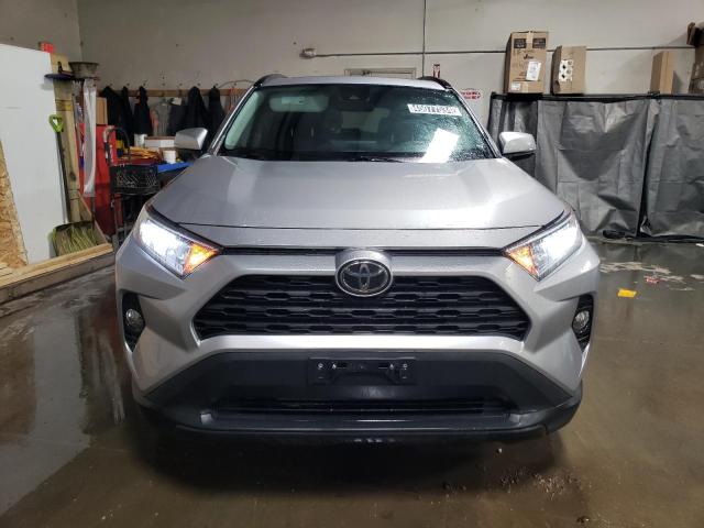 2T3P1RFV5KC027472 - 2019 TOYOTA RAV4 XLE SILVER photo 5