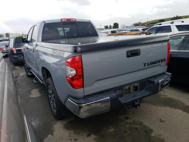 5TFUY5F10JX769839 - 2018 TOYOTA TUNDRA DOUBLE CAB SR/SR5 GRAY photo 2