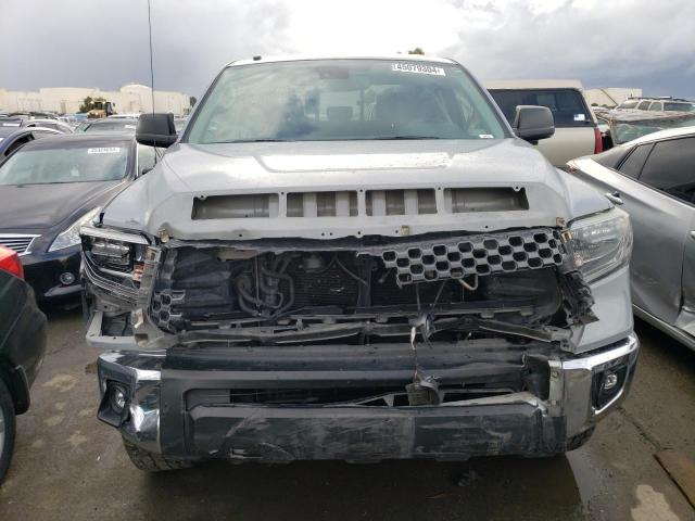5TFUY5F10JX769839 - 2018 TOYOTA TUNDRA DOUBLE CAB SR/SR5 GRAY photo 5