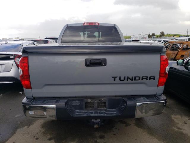 5TFUY5F10JX769839 - 2018 TOYOTA TUNDRA DOUBLE CAB SR/SR5 GRAY photo 6