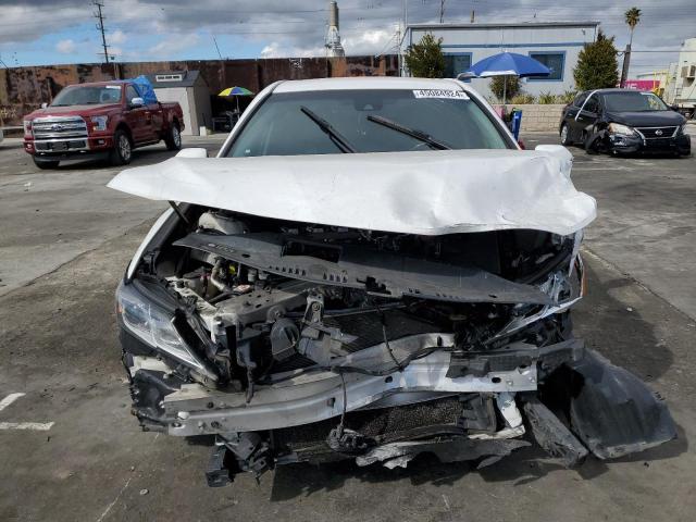 4T1B11HK7JU569693 - 2018 TOYOTA CAMRY L WHITE photo 5