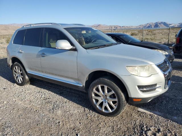 WVGBE77LX9D023323 - 2009 VOLKSWAGEN TOUAREG 2 V6 SILVER photo 4