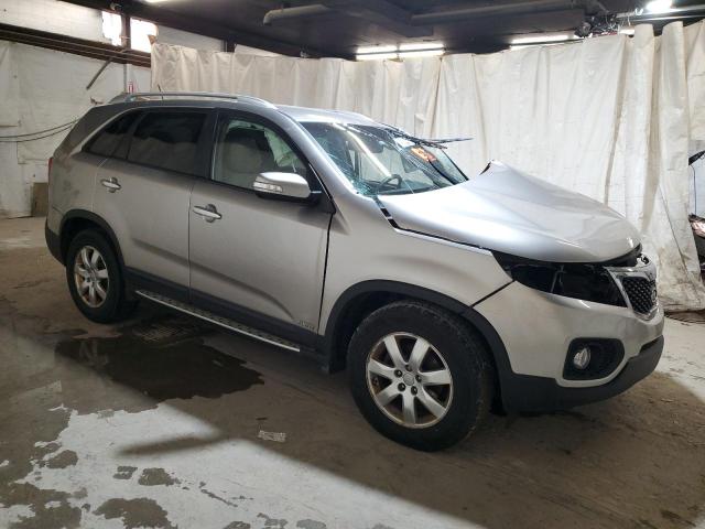 5XYKTCA69CG280083 - 2012 KIA SORENTO BASE SILVER photo 4