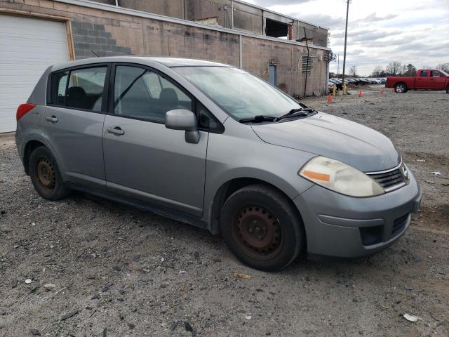 3N1BC13E28L356061 - 2008 NISSAN VERSA S GRAY photo 4