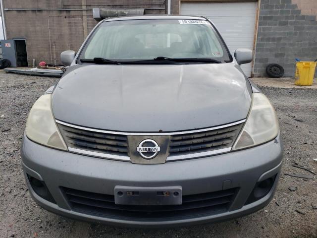 3N1BC13E28L356061 - 2008 NISSAN VERSA S GRAY photo 5