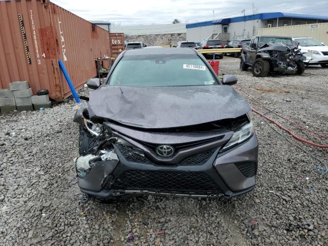 4T1B11HK0JU060156 - 2018 TOYOTA CAMRY L GRAY photo 5