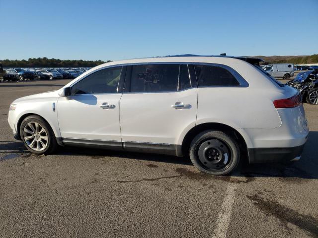 2LMHJ5AT9DBL55551 - 2013 LINCOLN MKT WHITE photo 2