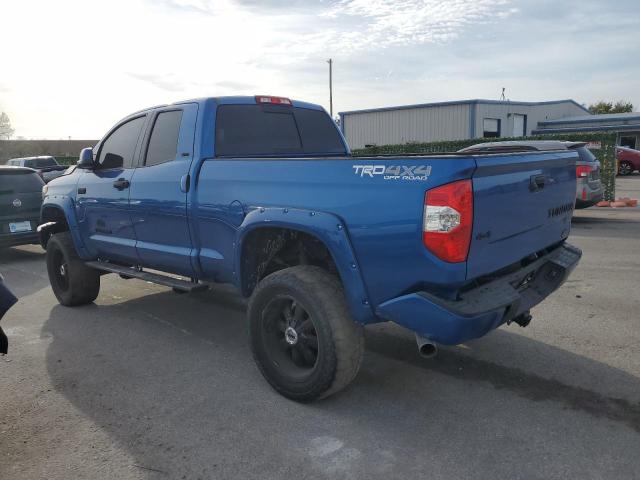 5TFUY5F1XJX718722 - 2018 TOYOTA TUNDRA DOUBLE CAB SR/SR5 BLUE photo 2
