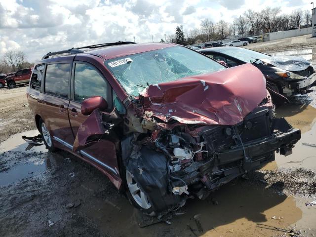 5TDKZ3DC0JS940320 - 2018 TOYOTA SIENNA LE RED photo 4