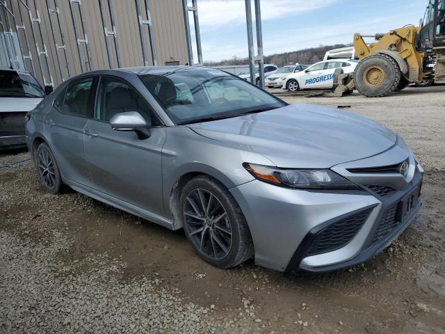 4T1G11AKXNU681362 - 2022 TOYOTA CAMRY SE SILVER photo 4