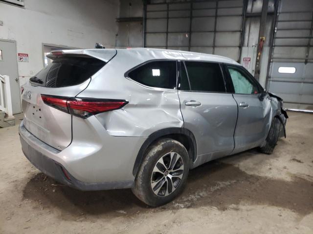 5TDGZRAH3NS554165 - 2022 TOYOTA HIGHLANDER XLE SILVER photo 3