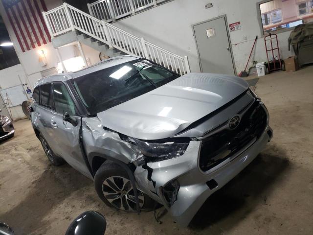 5TDGZRAH3NS554165 - 2022 TOYOTA HIGHLANDER XLE SILVER photo 4