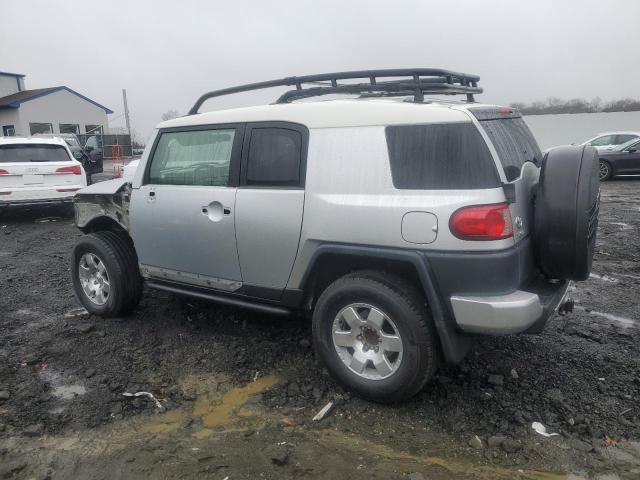 JTEBU11F470064067 - 2007 TOYOTA FJ CRUISER SILVER photo 2