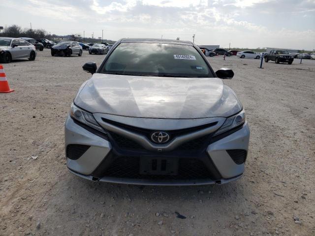 4T1B61HK5JU152008 - 2018 TOYOTA CAMRY XSE SILVER photo 5