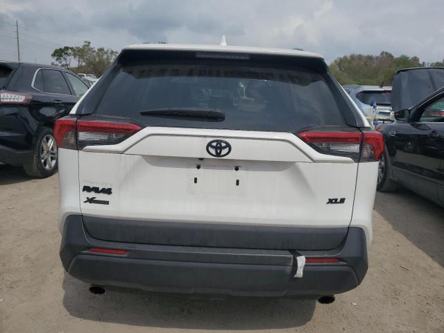 2T3W1RFVXLW092927 - 2020 TOYOTA RAV4 XLE WHITE photo 6