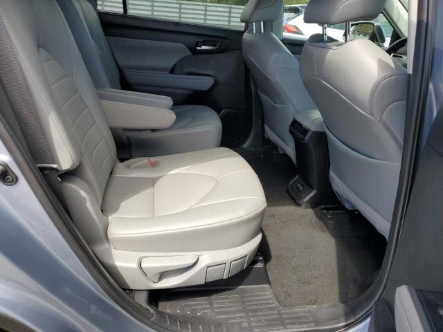 5TDGZRAH0MS085339 - 2021 TOYOTA HIGHLANDER XLE SILVER photo 11