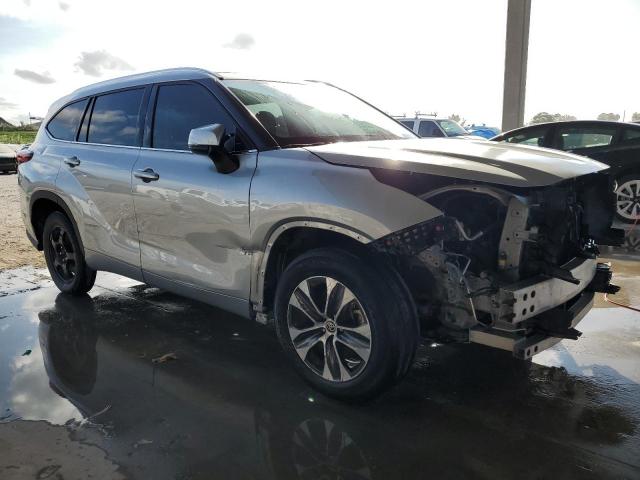 5TDGZRAH0MS038103 - 2021 TOYOTA HIGHLANDER XLE 银色 照片 4