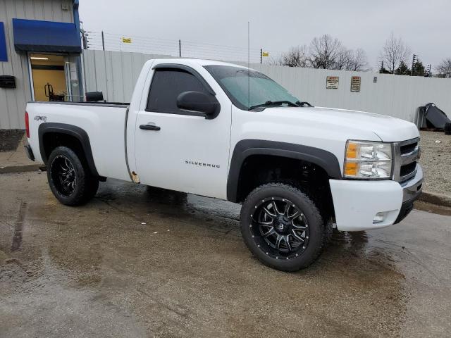 1GCNKPEX1BZ369916 - 2011 CHEVROLET SILVERADO K1500 WHITE photo 4