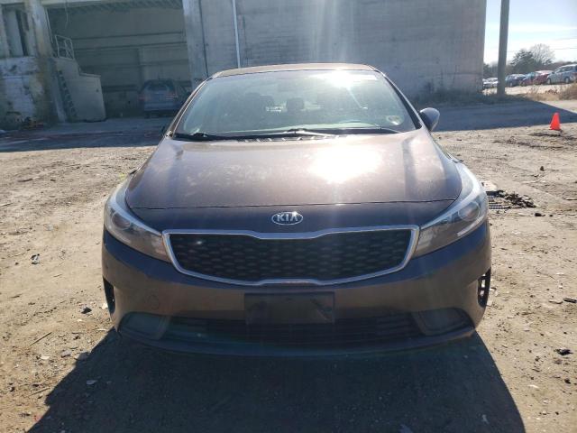 3KPFL4A79HE101206 - 2017 KIA FORTE LX BROWN photo 5