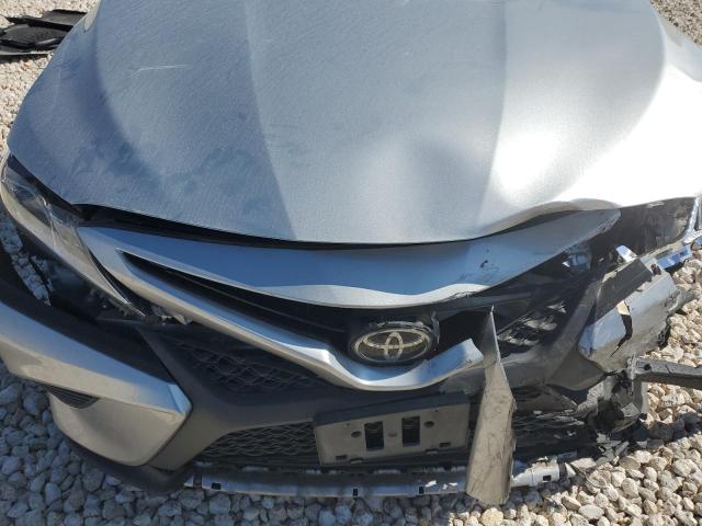 4T1B11HKXJU112893 - 2018 TOYOTA CAMRY L SILVER photo 11