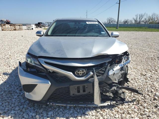 4T1B11HKXJU112893 - 2018 TOYOTA CAMRY L SILVER photo 5