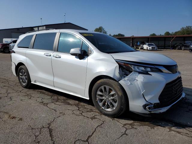 5TDYRKEC3PS171789 - 2023 TOYOTA SIENNA XLE WHITE photo 4