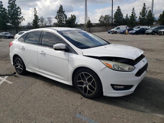 1FADP3F27GL405746 - 2016 FORD FOCUS SE WHITE photo 4