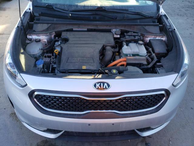 KNDCC3LC9J5123828 - 2018 KIA NIRO EX SILVER photo 11