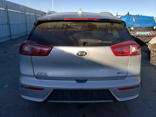 KNDCC3LC9J5123828 - 2018 KIA NIRO EX SILVER photo 6