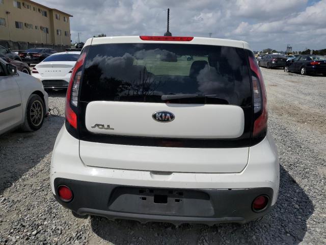 KNDJN2A29J7607993 - 2018 KIA SOUL WHITE photo 6