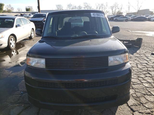 JTLKT334650200389 - 2005 TOYOTA SCION XB BLACK photo 5