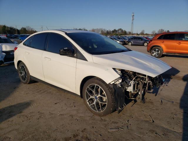 1FADP3H21HL306564 - 2017 FORD FOCUS SEL WHITE photo 4