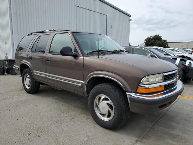 1GNDT13W1W2218936 - 1998 CHEVROLET BLAZER BROWN photo 4