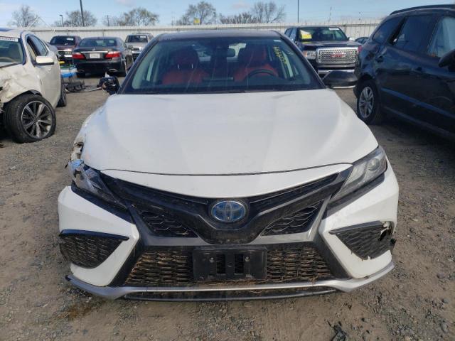 4T1K31AK8MU021159 - 2021 TOYOTA CAMRY XSE WHITE photo 5