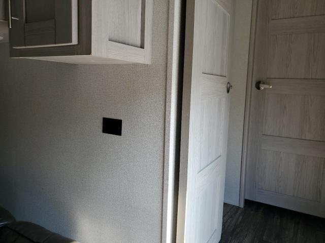 4YDF4283XMF811054 - 2021 KEYSTONE TRAILER WHITE photo 5