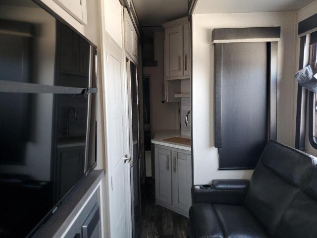 4YDF4283XMF811054 - 2021 KEYSTONE TRAILER WHITE photo 6