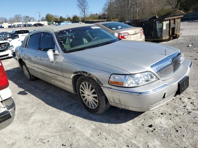 1LNHM81W03Y672988 - 2003 LINCOLN TOWN CAR EXECUTIVE ვერცხლისფერი ფოტო 4