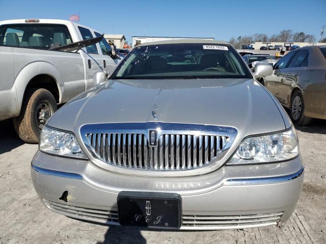 1LNHM81W03Y672988 - 2003 LINCOLN TOWN CAR EXECUTIVE ვერცხლისფერი ფოტო 5