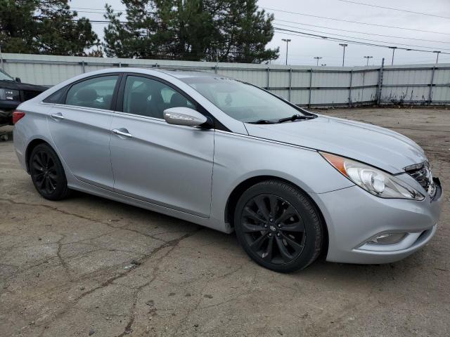 5NPEC4AB0BH225450 - 2011 HYUNDAI SONATA SE SILVER photo 4