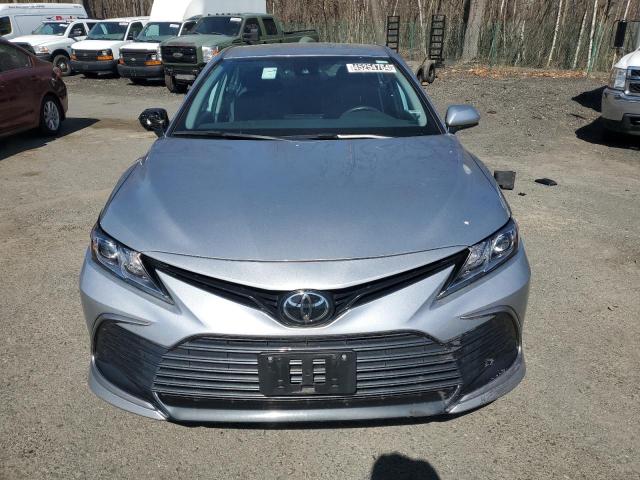 4T1C11AK6NU681292 - 2022 TOYOTA CAMRY LE SILVER photo 5