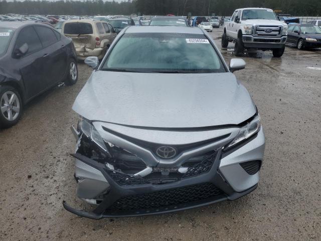 4T1G11AK0LU948070 - 2020 TOYOTA CAMRY SE SILVER photo 5