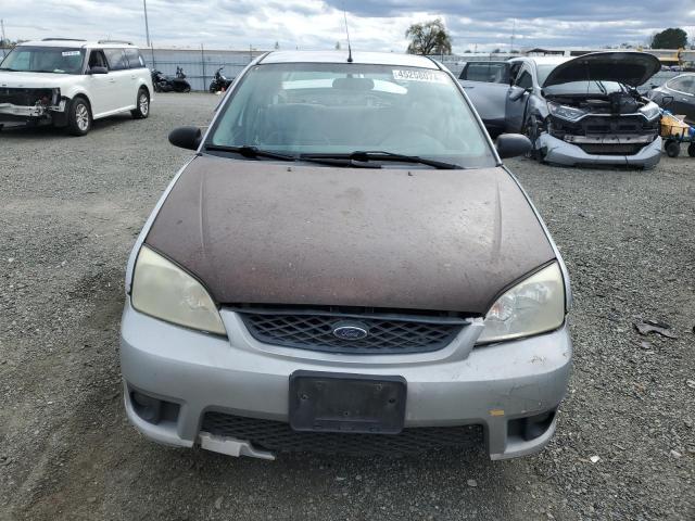 1FAHP34NX7W129818 - 2007 FORD FOCUS ZX4 SILVER photo 5