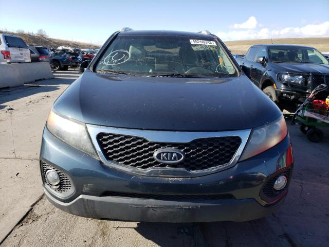 5XYKTDA22BG142676 - 2011 KIA SORENTO BASE CHARCOAL photo 5