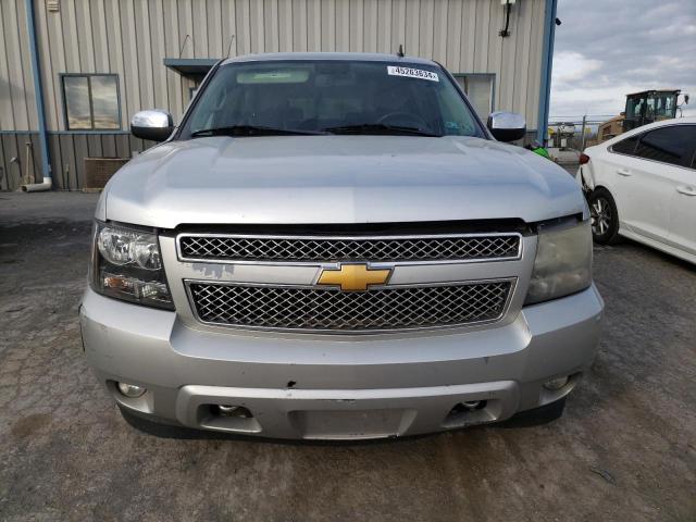 1GNSKHE31BR271322 - 2011 CHEVROLET SUBURBAN K1500 LS SILVER photo 5