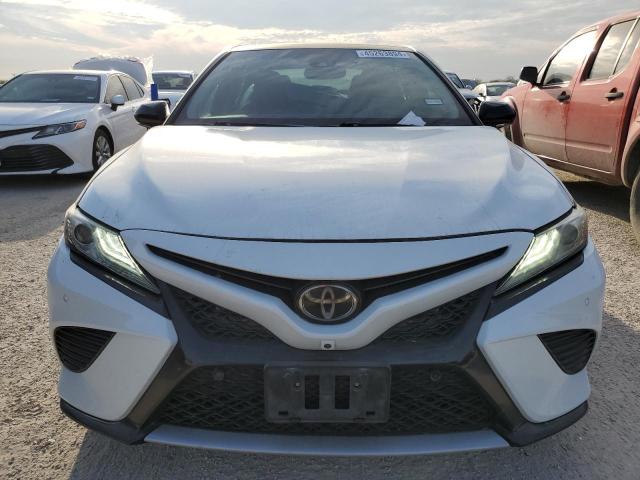 4T1BZ1HK4JU014998 - 2018 TOYOTA CAMRY XSE WHITE photo 5