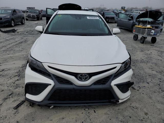 4T1G11AK5PU728476 - 2023 TOYOTA CAMRY SE NIGHT SHADE WHITE photo 5