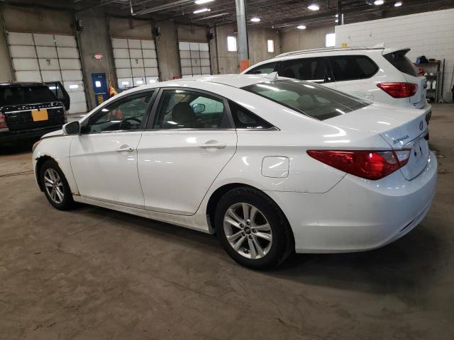 5NPEB4AC1DH696537 - 2013 HYUNDAI SONATA GLS WHITE photo 2