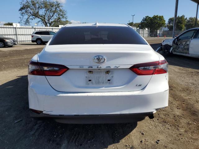 4T1C11AK0MU544332 - 2021 TOYOTA CAMRY LE WHITE photo 6