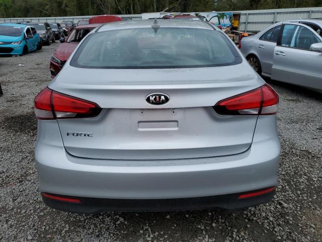 3KPFK4A7XHE017172 - 2017 KIA FORTE LX SILVER photo 6