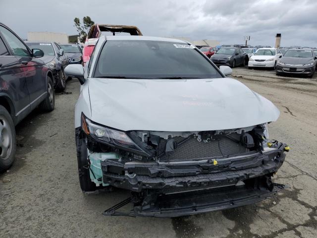 4T1T11AK3PU141272 - 2023 TOYOTA CAMRY SE NIGHT SHADE WHITE photo 5